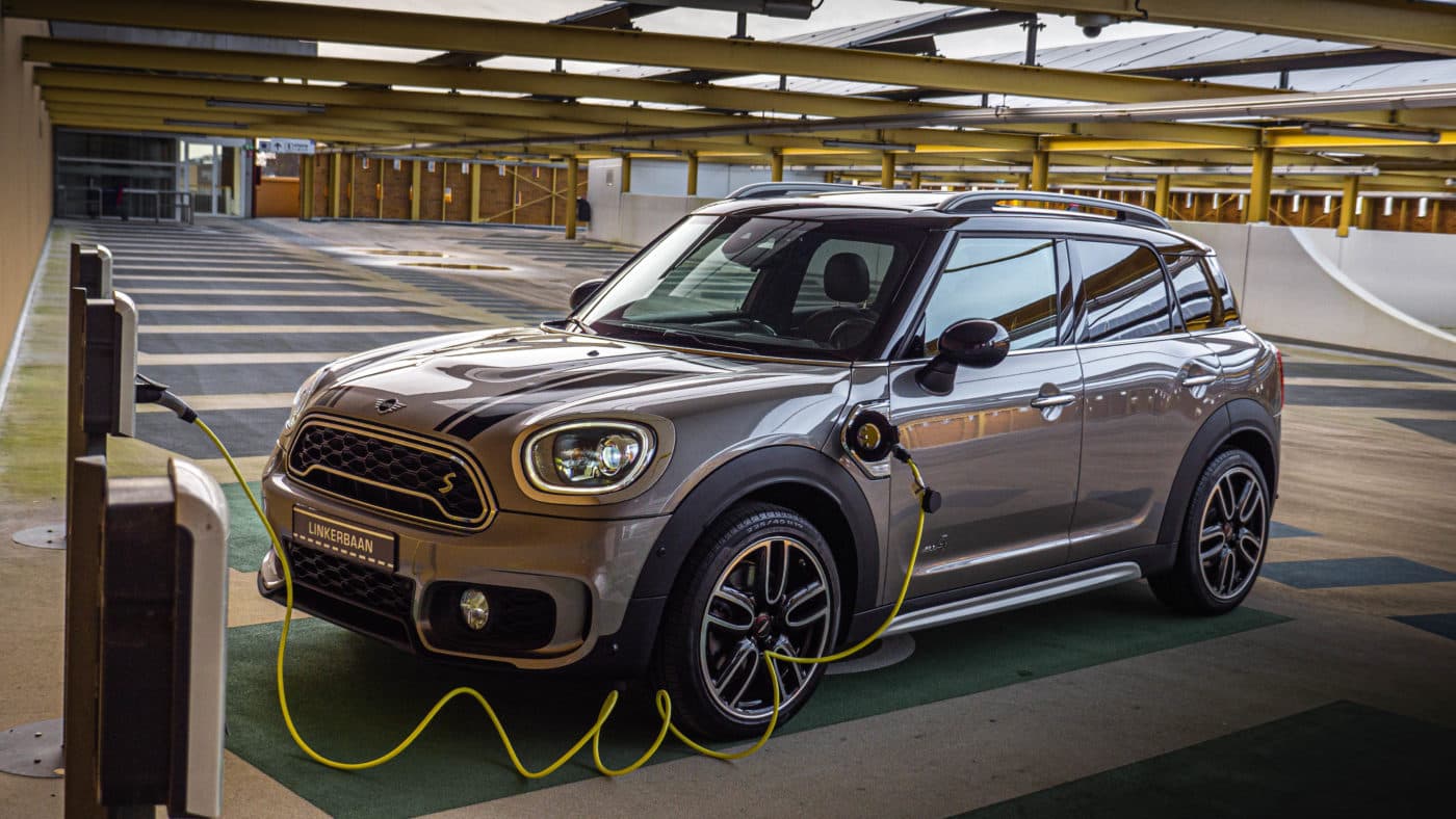 Bij Linkerbaan een prachtig uitgevoerde MINI Countryman S Works Hybride gevonden zoals je ze maar weinig ziet: jong, compleet en een echte liefhebbersauto in zeldzame uitvoering tegen een faire prijs. Nette inruil. Prettige, klantgerichte service. Een achteraf klein probleem bij aflevering is uitstekend opgelost zoals het hoort, maar niet bij iedere handelaar of dealer zo gebeurt. Wat mij betreft een aanrader!