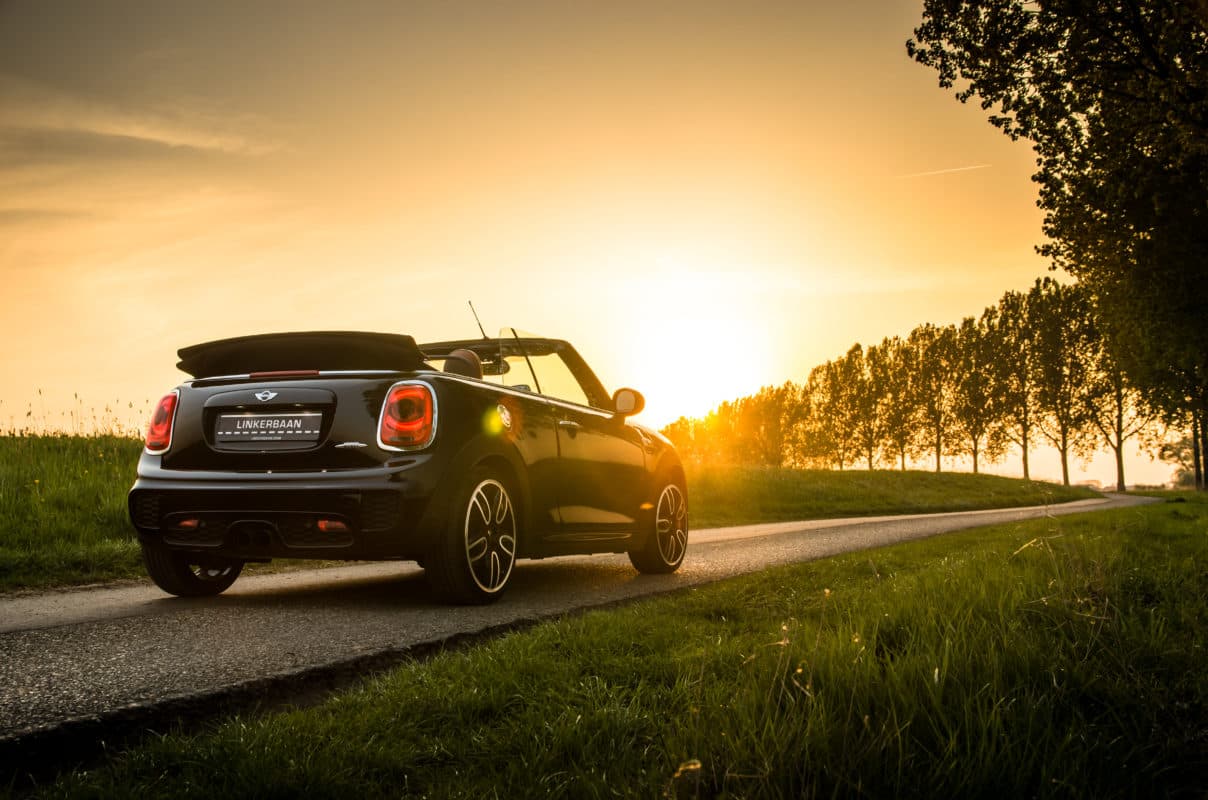 Na telefonische afspraak met Daan wezen kijken in de snoepwinkel; wat een keuze! Uiteindelijk een afspraak gemaakt voor twee proefritten: Cooper S Cabrio, gevolgd door de JCW Cabrio. Beide fantastische Coopers. Natuurlijk gekozen voor de grootste funfactor JCW! Alles keurig kunnen afhandelen met Daan, en vorige week de JCW kunnen afhalen met een prachtig Pinksterweekend voor de boeg. Nog maar net een plekje weten te bemachtigen op de intekenlijst; tja, drie dochters met rijbewijs…. Daan, plezierig om zaken met je te doen, je bent verre van een doorsnee autoverkoper gelukkig. Ik kom zeker nog een keer terug!