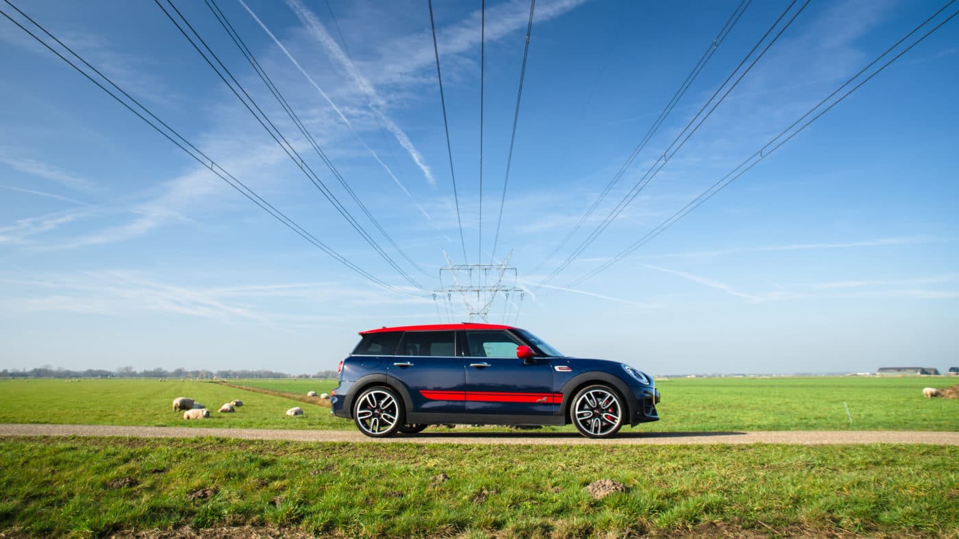 In mei van dit jaar hebben wij onze eerste Mini Clubman bij Daan gekocht. Wij waren toen uitermate tevreden over zijn dienstverlening. Helaas hebben wij zelf bij de aankoop niet de juiste keuze gemaakt, de Mini clubman was voor ons te sportief en voldeed niet aan onze verwachting. Normaal gesproken is snel ruilen huilen, maar Daan verblikte of verbloosde niet en wij konden opnieuw snel tot zaken komen en hebben de clubman ingeruild op een Countryman. De Countryman heeft Daan exact naar onze wens opgezocht en geïmporteerd, Ondertussen rijden we een paar dagen in onze nieuwe Mini naar volle tevredenheid. Samengevat kunnen wij niet anders dan Daan zonder meer aanbevelen.