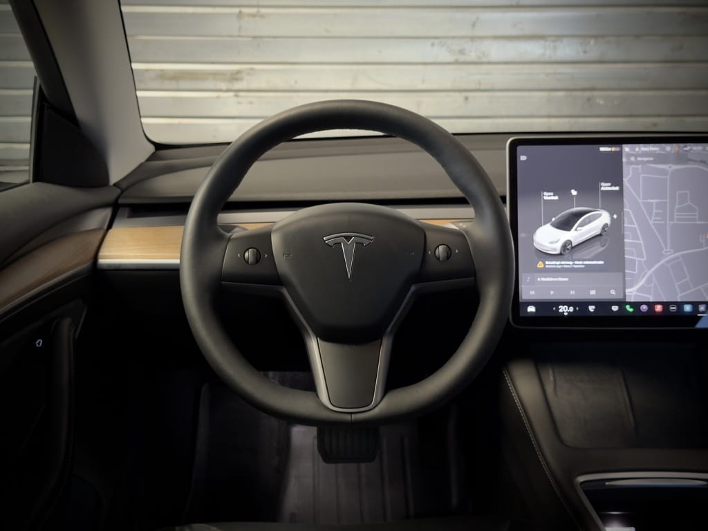 Tesla Model 3 — foto 16