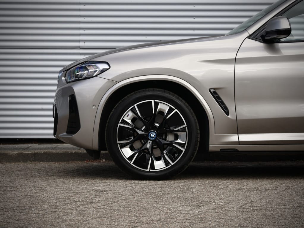 BMW iX3 — foto 11