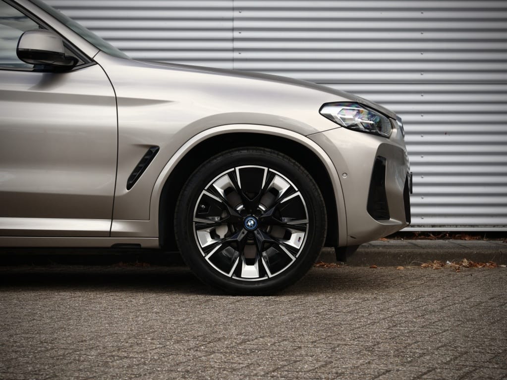 BMW iX3 — foto 16