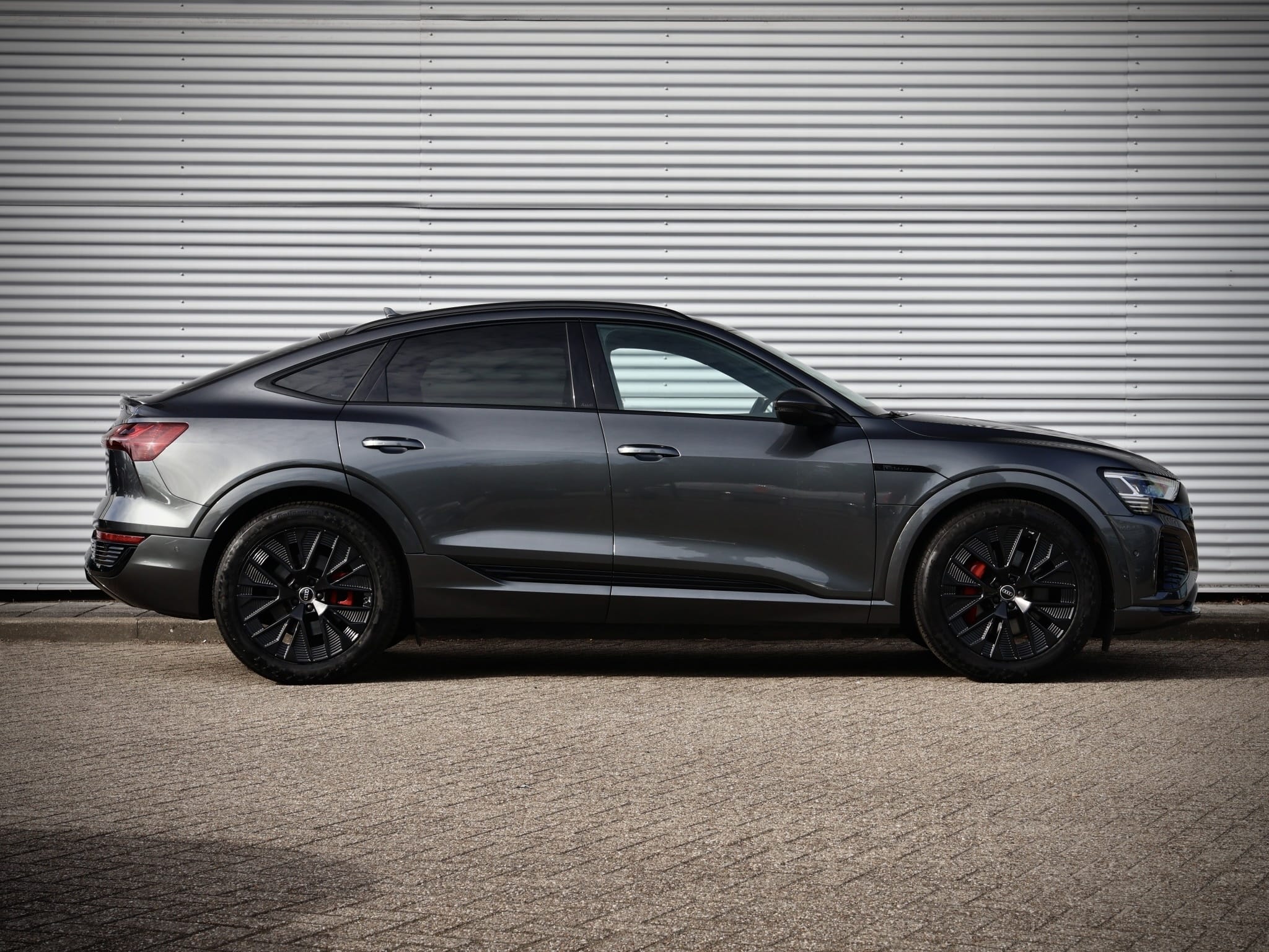 Audi Q8 Sportback e-tron — foto 14
