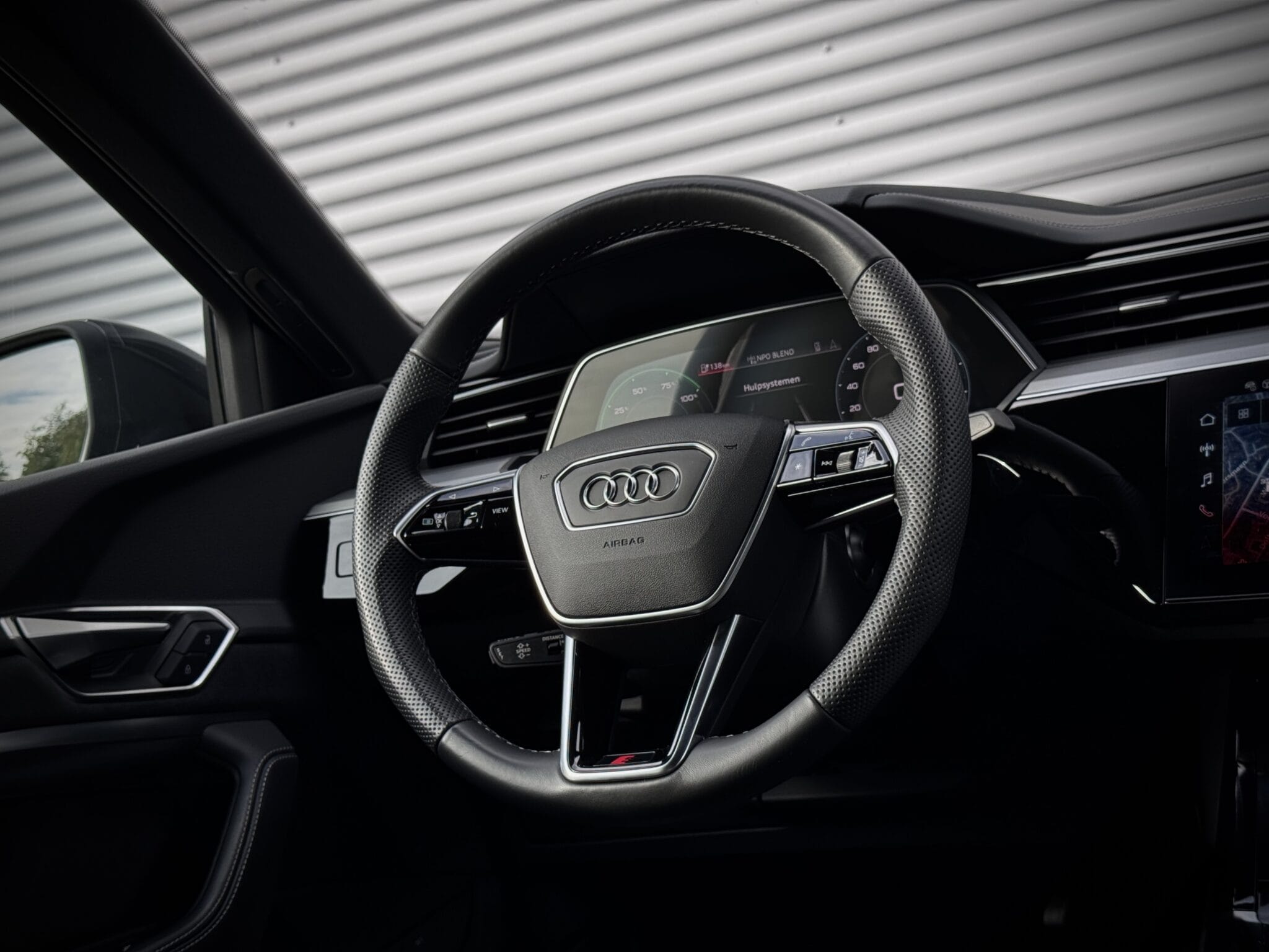 Audi Q8 Sportback e-tron — foto 37