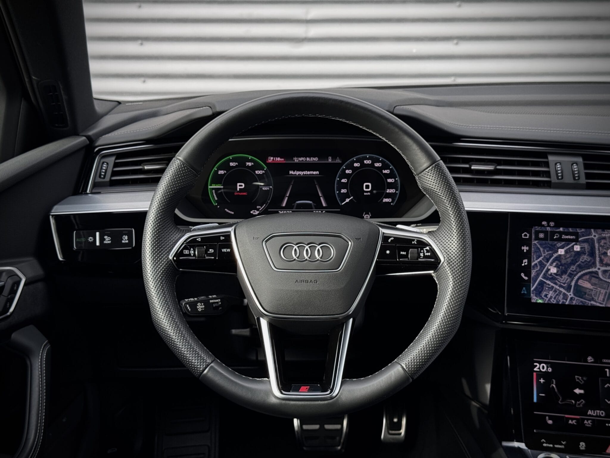 Audi Q8 Sportback e-tron — foto 38