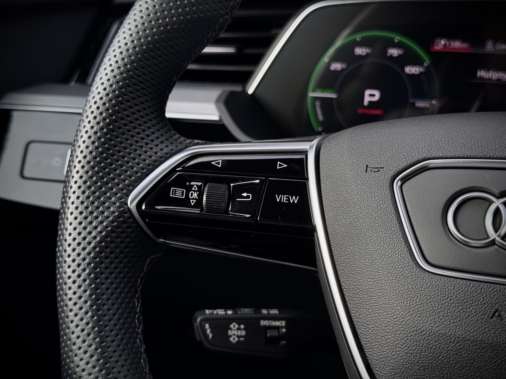 Audi Q8 Sportback e-tron — foto 40