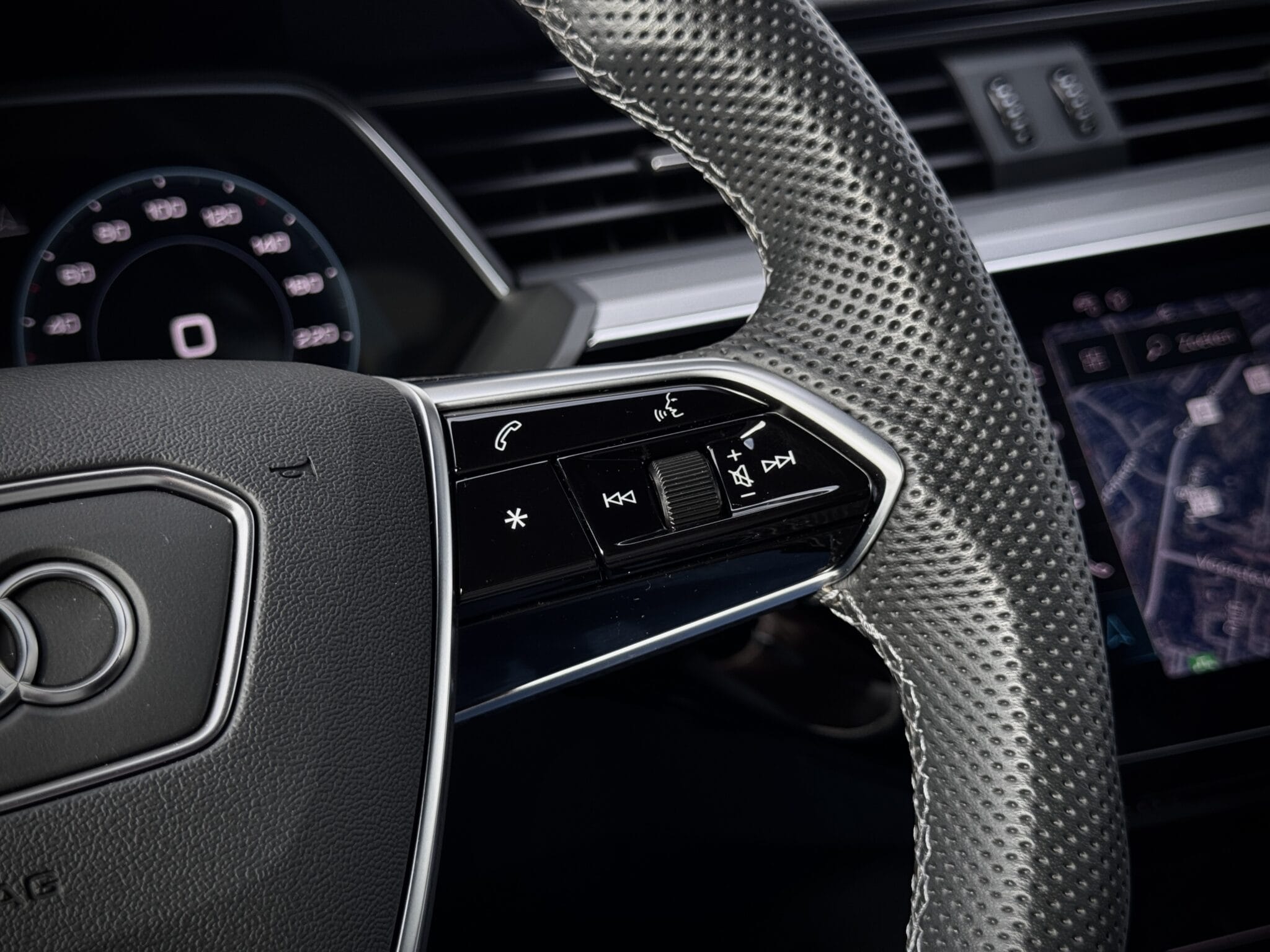 Audi Q8 Sportback e-tron — foto 41