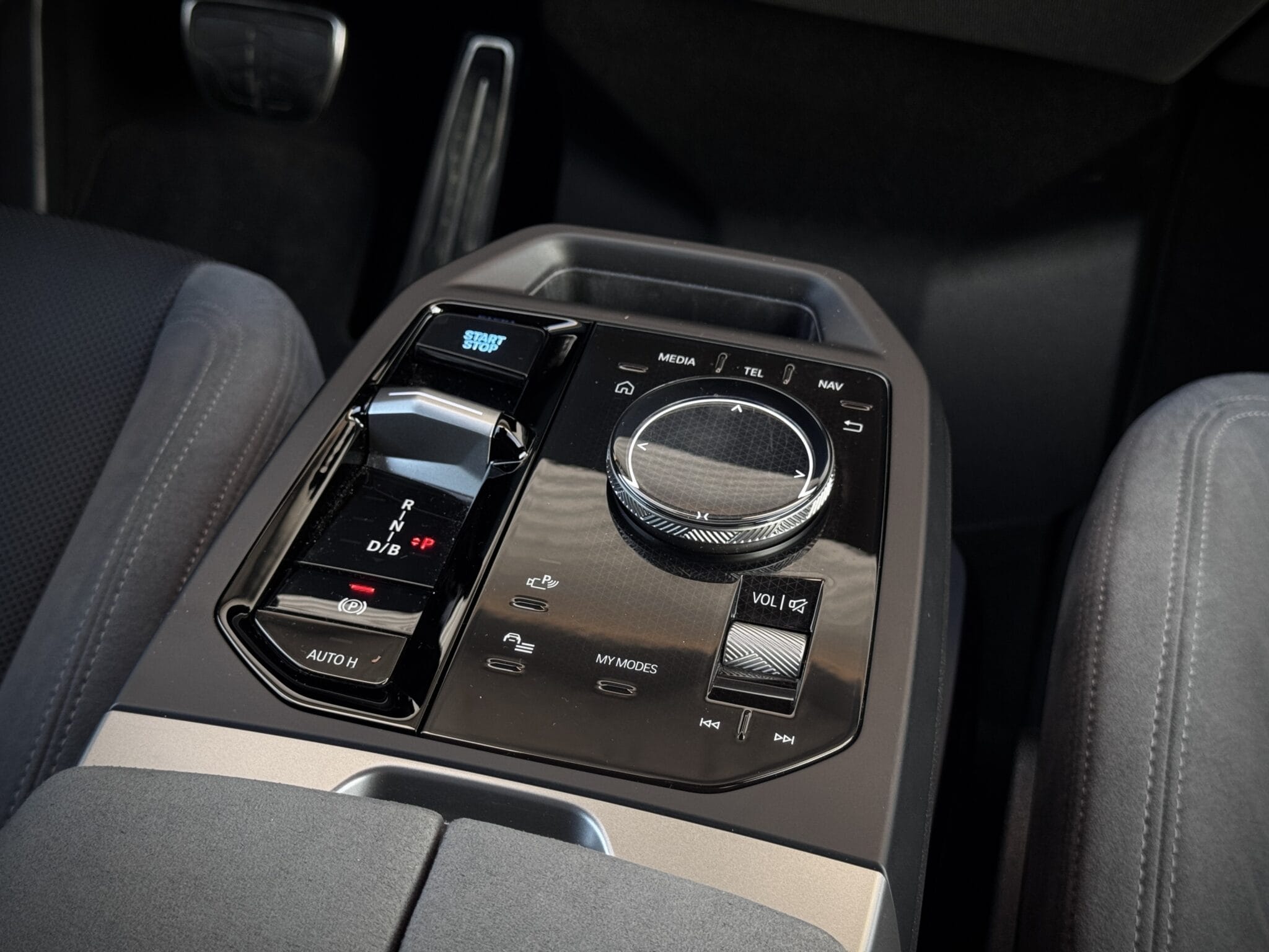 BMW iX — foto 30